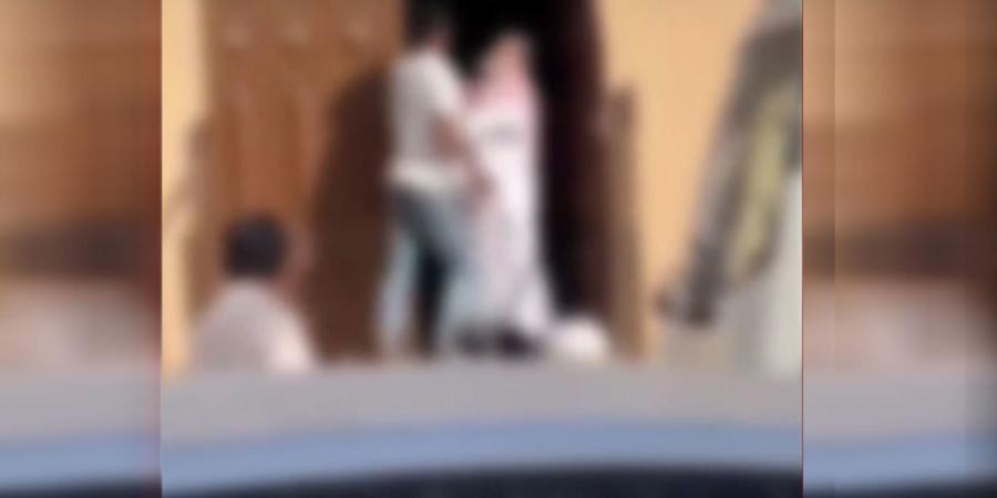 بالبلدي: السعودية.. فيديو ضرب ورفع سكين على رجل مُسن أمام باب مسجد يشعل ضجة والأمن يرد