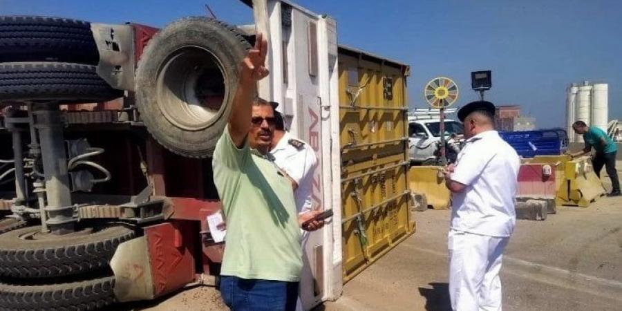 بالبلدي: للمرة
      الثانية
      في
      ساعتين..
      انقلاب
      تريلا
      على
      الطريق
      الإقليمي
      بالمنوفية