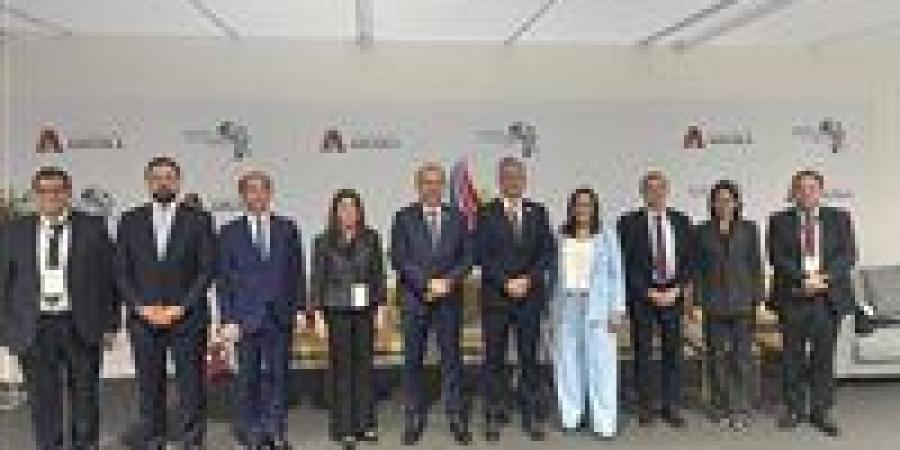 بالبلدي: وزير
      قطاع
      الأعمال
      يبحث
      مع
      وزير
      الاستثمار
      المغربي
      تعزيز
      التعاون
      والتكامل
      الاقتصادي
      العربي
      والأفريقي