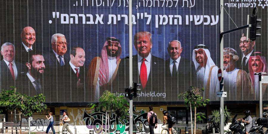بالبلدي: بإسرائيل.. رفع صورة محمد بن سلمان والسيسي مع ترامب و8 قادة عرب.. وهذا ما كتب عليها باللغة العبرية