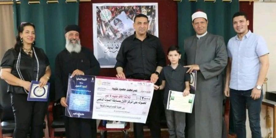 بالبلدي : مدير
      الشباب
      بالشرقية
      يُكرم
      الطفل
      المعجزة
      عمر
      عليوة
      لفوزه
      فى
      مسابقة
      الصوت
      الذهبي