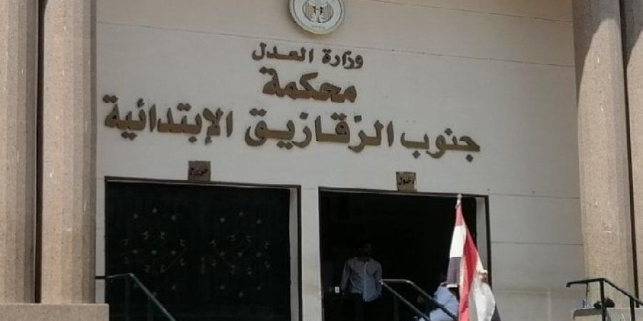 بالبلدي : تأجيل
      محاكمة
      المتهمين
      بقتل
      شاب
      فى
      حفل
      زفاف
      بالشرقية
      لجلسة
      30
      يوليو
      القادم
      للمرافعة