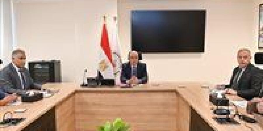 بالبلدي: وزير
      الري
      يتابع
      حالة
      المنظومة
      المائية
      بمحافظة
      الجيزة