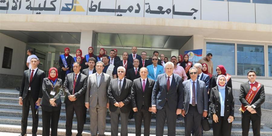 بالبلدي: وزير
      التعليم
      العالي
      ومحافظ
      دمياط
      ورئيس
      جامعة
      دمياط
      يفتتحان
      عددًا
      من
      المشروعات
      التعليمية
