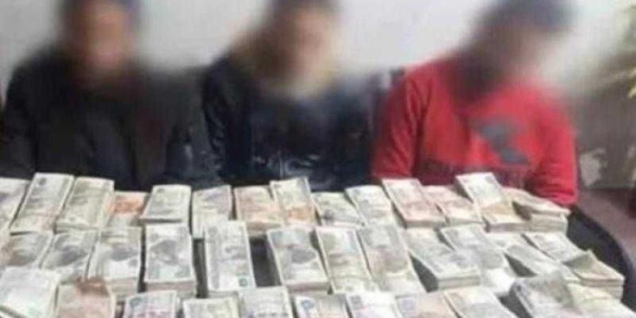 بالبلدي : إتخاذ
      الإجراءات
      القانونيـة
      حيـال
      3
      أشخاص
      لقيامهم
      بغسـل
      17
      مليون
      جنيه
      متحصلة
      من
      نشاطهم
      الإجرامى
