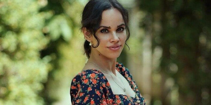 بالبلدي: نور
      عمرو
      دياب
      تدعم
      والدها
      قبل
      طرح
      ألبوم
      «ابتدينا»
      وترد
      على
      توتر
      العلاقة
      بينهما