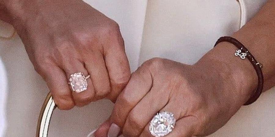 بالبلدي: مجوهرات
      بملايين
      الدولارات
      في
      زفاف
      جيف
      بيزوس
      ولورين
      سانشيز..
      كم
      بلغت
      تكلفة
      الخاتم
      والقلادة؟