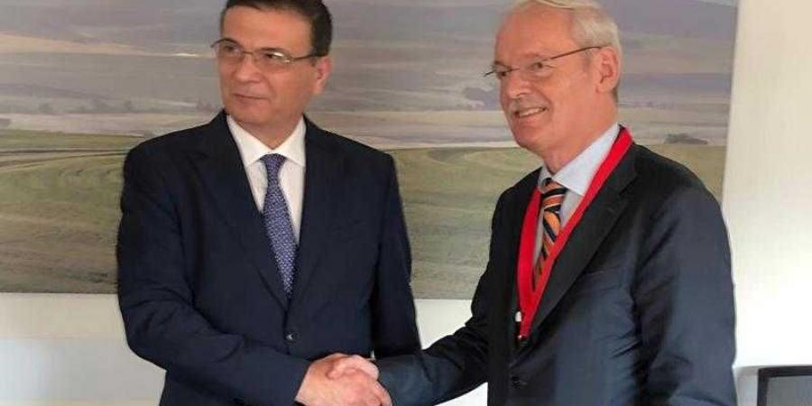 بالبلدي : وزير
      الزراعة
      يبحث
      مع
      وزير
      المصايد
      والأمن
      الغذائي
      الهولندي
      تعزيز
      التعاون
      المشترك
      بين
      البلدين