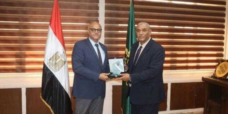بالبلدي : محافظ
      القليوبية
      يُكرم
      الأندية
      الأكثر
      مساهمة
      في
      إنجاح
      الموسم
      الرياضي
      2024-2025