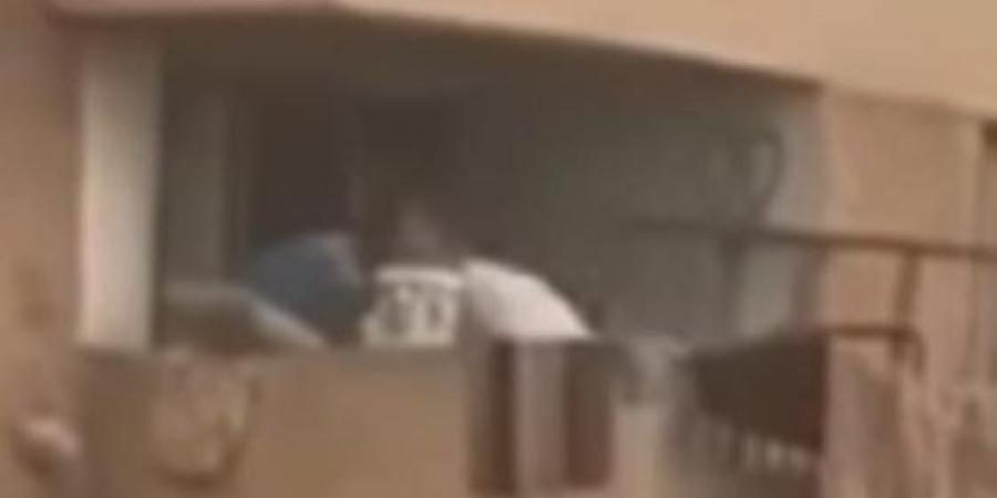 بالبلدي: القبض
      على
      والدي
      الصغير
      المعتدى
      عليه
      في
      شرفة
      منزله
      بالعاشر
      من
      رمضان
      –
      القاهرة
      تايمز