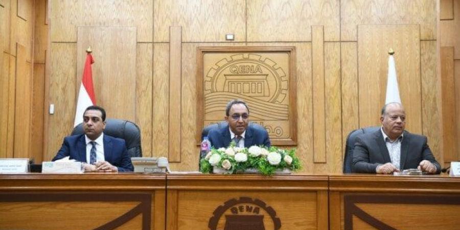 بالبلدي : محافظ
      قنا
      يلتقي
      بالمهندسين
      الجدد
      ويوجههم
      للعمل
      بروح
      الفريق
      وخدمة
      المواطن
