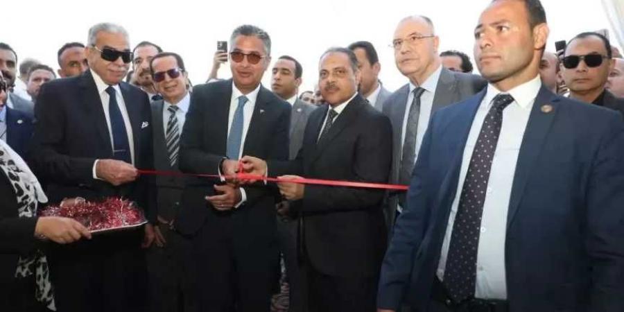 وزير
      التموين
      و
      محافظ
      الشرقية
      يفتتحان
      سوق
      اليوم
      الواحد
      بمدينة
      العاشر
      من
      رمضان