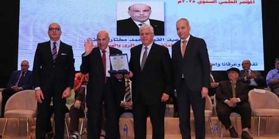 بالبلدي : وزير
      التعليم
      العالي
      يفتتح
      فعاليات
      المؤتمر
      العلمي
      السنوي
      لكلية
      الهندسة
      بجامعة
      عين
      شمس