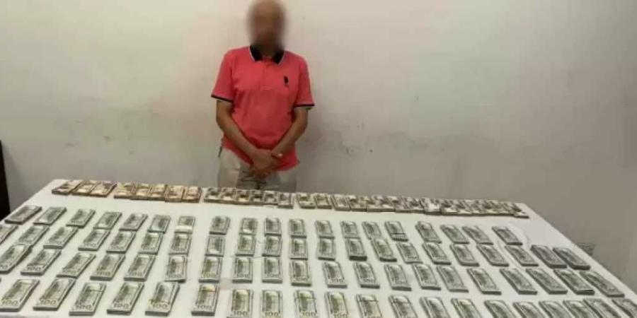 ضبط
      مدير
      إحدى
      شركات
      التجارة
      بالقاهرة
      لقيامه
      بالإتجار
      غير
      المشروع
      بالنقد
      الأجنبى