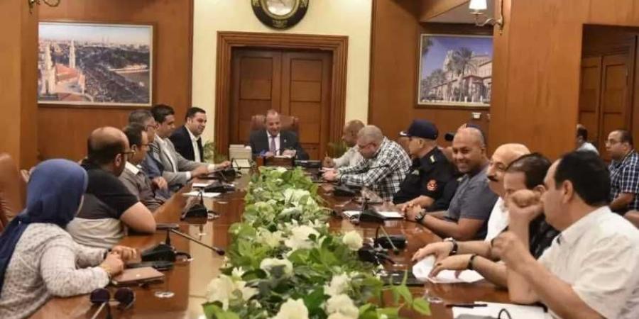 محافظ
      بورسعيد
      يعقد
      اجتماعًا
      لمتابعة
      أعمال
      توصيل
      المرافق
      لاستاد
      النادي
      المصري