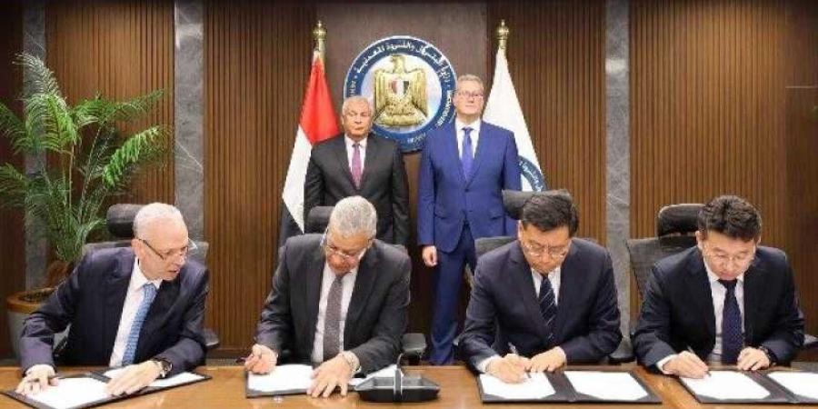 بالبلدي : وزير
      البترول
      ومحافظ
      الوادى
      الجديد
      يشهدان
      توقيع
      العقود
      النهائية
      لبدء
      تنفيذ
      مجمع
      إنتاج
      حامض
      الفسفوريك
      بالوادى
      الجديد