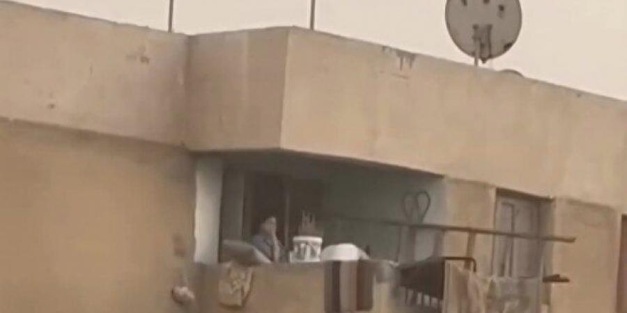 بالبلدي: فيديو
      هزّ
      السوشيال
      ميديا..
      أب
      يضرب
      نجله
      بوحشية
      داخل
      «بلكونة»
      بالشرقية