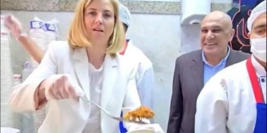 بالبلدي: جهزت
      طبقها
      بنفسها..
      وزيرة
      خارجية
      النمسا
      تزور
      كشري
      أبو
      طارق
      بالقاهرة
      –
      القاهرة
      تايمز
