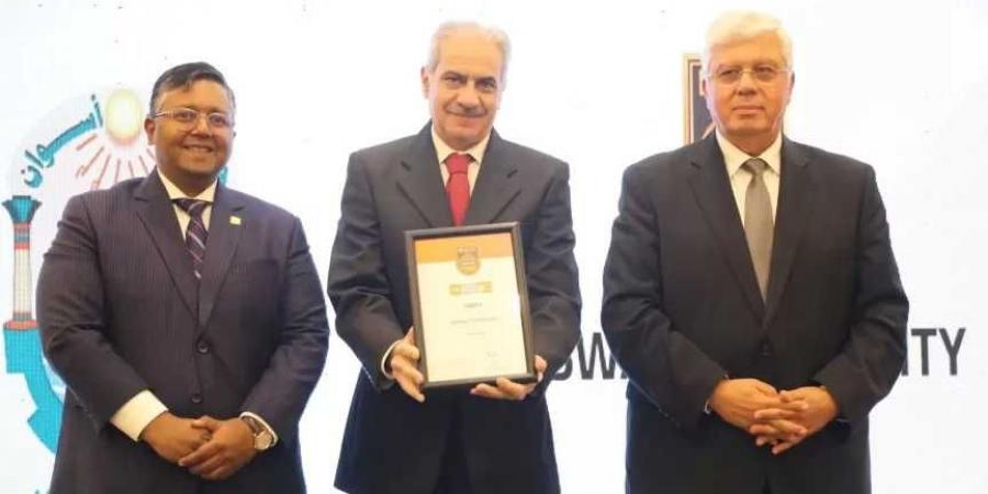 وزير
      التعليم
      العالي
      والبحث
      العلمي
      يكرم
      جامعة
      أسوان
      لإدراجها
      لأول
      مرة
      في
      تصنيف
      QS
      لعام
      2026