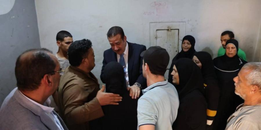 بالبلدي: بالصور..محافظ
      المنوفية
      يقدم
      واجب
      العزاء
      لوالد
      سائق
      حادث
      الطريق
      الإقليمي
      بمنزله
      بطملاي