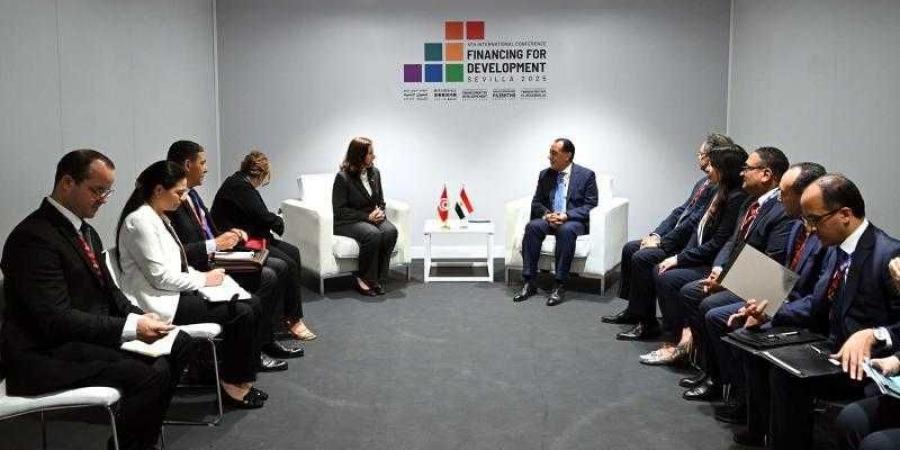 بالبلدي : رئيس
      الوزراء
      يلتقي
      رئيسة
      الحكومة
      التونسية