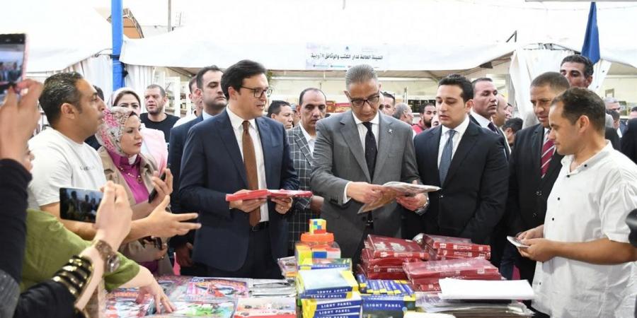 بالبلدي: وزير
      الثقافة
      ومحافظ
      الفيوم
      يفتتحان
      الدورة
      الأولى
      لمعرض
      الفيوم
      للكتاب
      احتفالًا
      بذكرى
      ثورة
      30
      يونيو