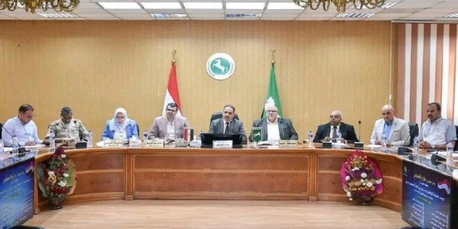 بالبلدي : فرص
      عمل
      وعلاج
      بالمجان..
      محافظ
      الشرقية
      يستجيب
      لطلبات
      المواطنين:«حل
      مشاكلكم
      على
      رأس
      أولوياتنا»