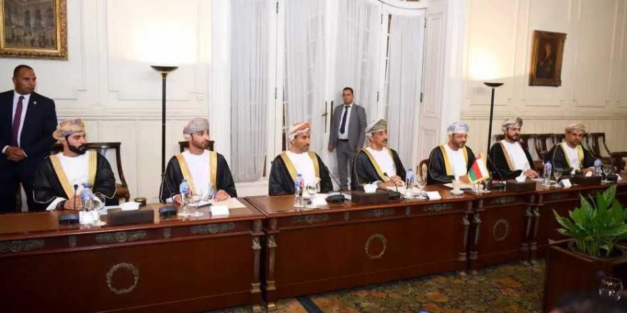 وزير
      الخارجية
      والهجرة
      يستقبل
      نظيره
      العُماني
      ويترأسان
      أعمال
      اللجنة
      المشتركة
      بالقاهرة