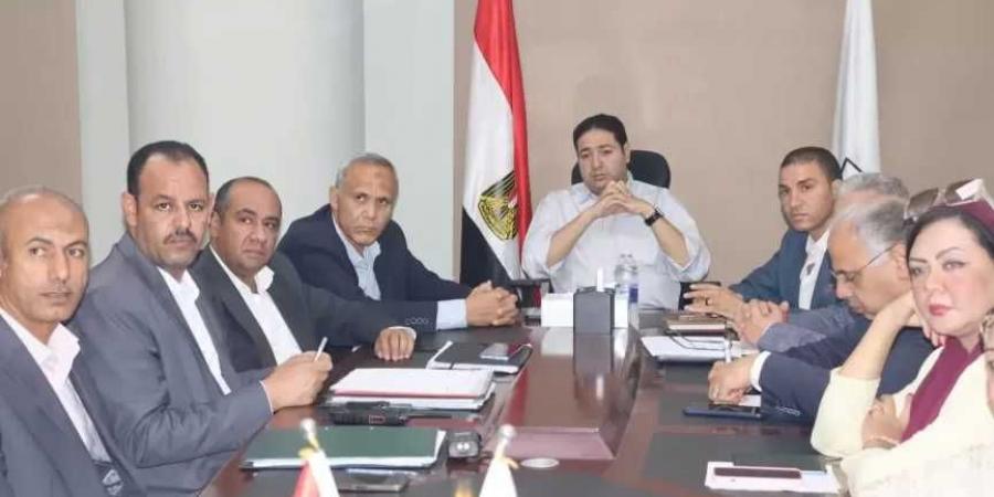 نائب
      محافظ
      بني
      سويف
      يعقد
      اجتماعاً
      لمناقشة
      تنفيذ
      الاستراتيجية
      السكانية
      وتوصيات
      ومخرجات
      المؤتمر
      العالمي
      للسكان