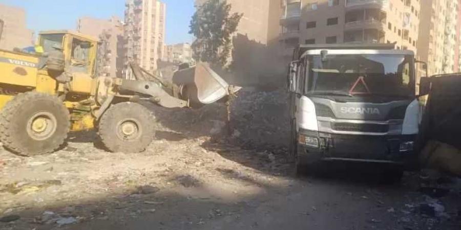 محافظة
      الجيزة
      ترفع
      ٨٠٠
      طنًّا
      من
      المخلفات
      والرتش
      بحي
      العمرانية