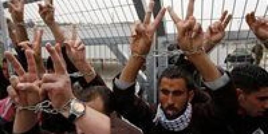 بالبلدي: بعد
      شهور
      بسجونها..
      إسرائيل
      تفرج
      عن
      14
      أسيرا
      من
      غزة