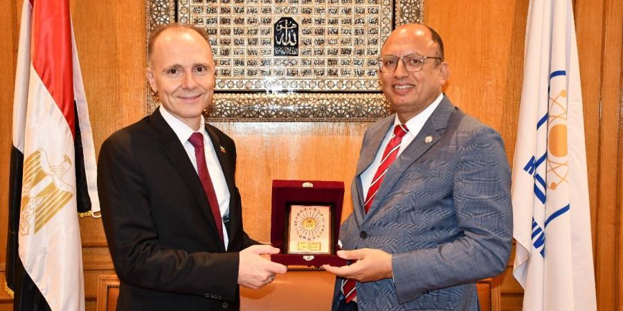بالبلدي : السفير
      البلغاري
      يزور
      جامعة
      حلوان
      لبحث
      التعاون
      الأكاديمي
      والتبادل
      الثقافي
