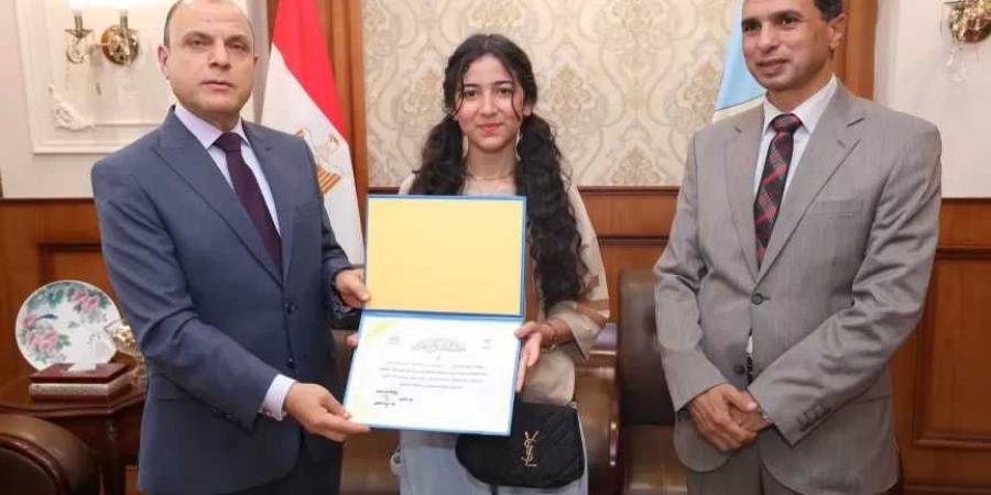 محافظ
      كفرالشيخ
      يُكرّم
      أبناء
      المحافظة
      الفائزين
      بالمركز
      الأول
      على
      مستوى
      الجمهورية
      في
      مسابقات
      التعليم