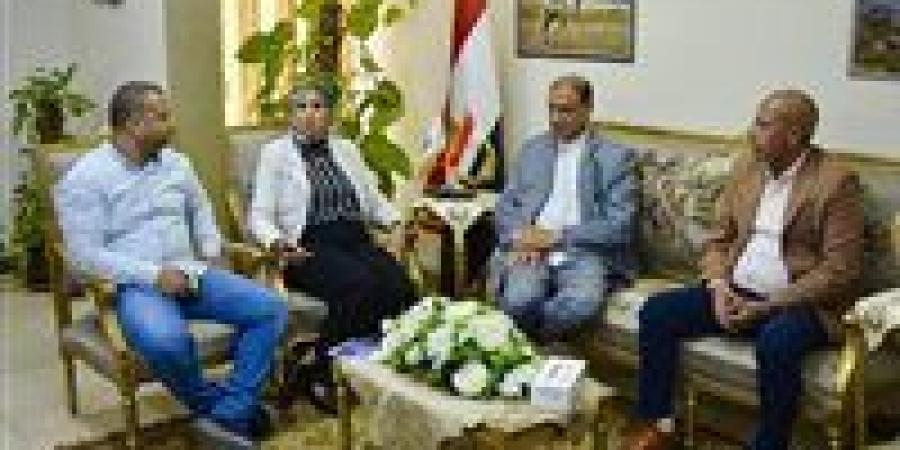 بالبلدي: رئيسا
      جهاز
      السويس
      الجديدة
      والمناطق
      الحرة
      يناقشان
      تطوير
      المنطقة
      الحرة
      للاستثمار
      بعتاقة