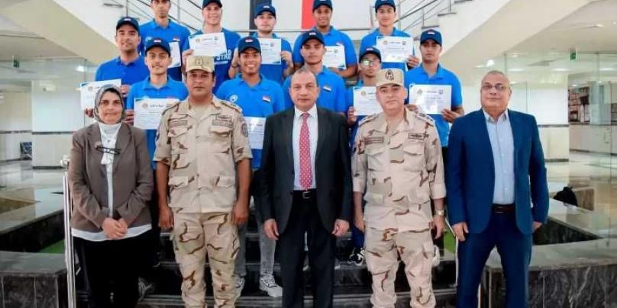 رئيس
      جامعة
      بني
      سويف
      الأهلية
      يكرم
      الطلاب
      المشاركين
      في
      دورة
      التربية
      العسكرية
      بالتعاون
      مع
      قوات
      الدفاع
      الشعبي
      والعسكري
