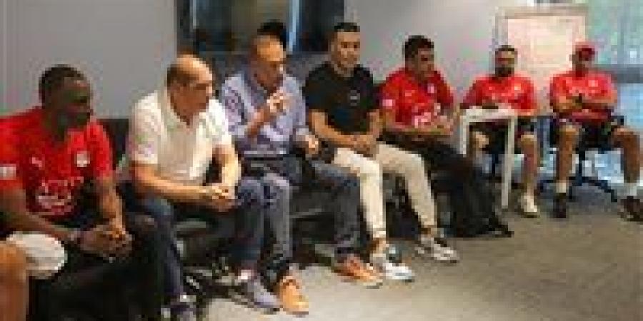 بالبلدي: عزام
      ونبيل
      والحضري
      يجتمعون
      بلاعبي
      المنتخب
      الوطني
      تحت
      17
      عاما