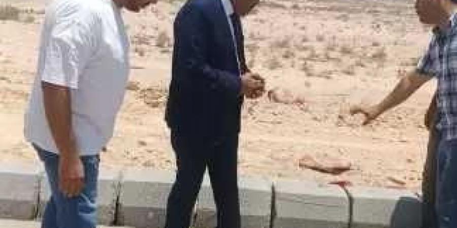 محافظ
      مطروح
      يتفقد
      أعمال
      تطوير
      طريق
      مطار
      العلمين