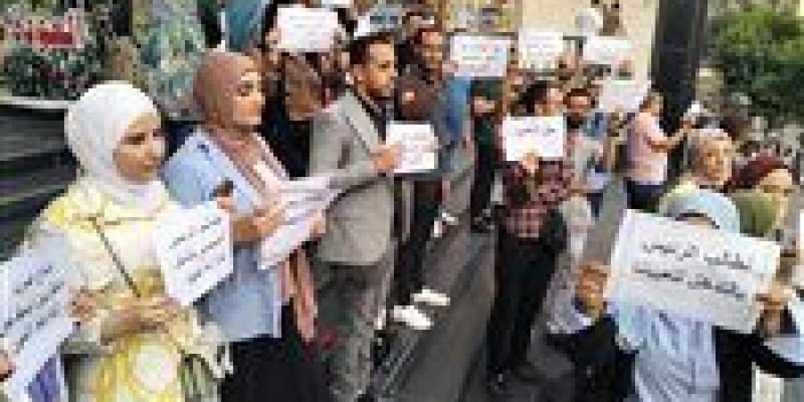 بالبلدي: طالبوا
      الرئيس
      السيسي
      بالتدخل
      لحل
      أزمتهم..
      وقفة
      احتجاجية
      جديدة
      لـ«الصحفيين
      المؤقتين»
      أمام
      النقابة