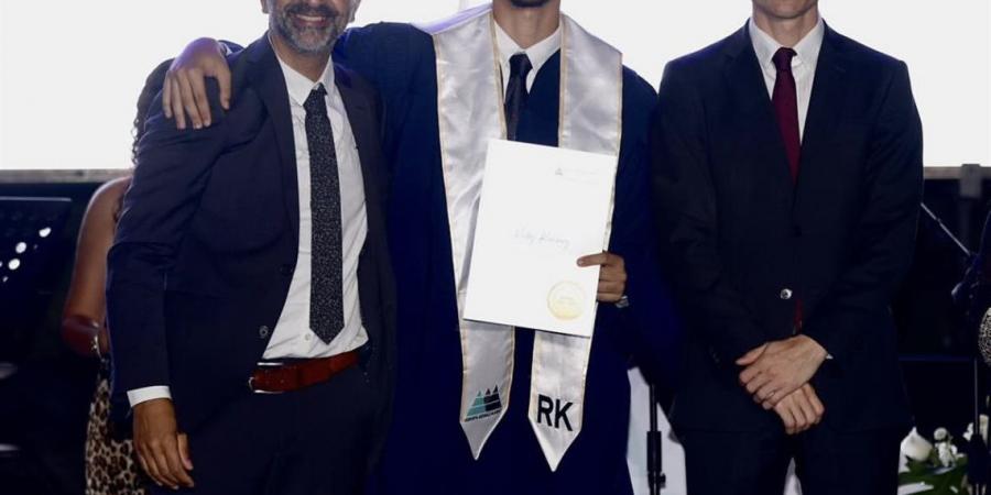 بالبلدي: بهذه
      الكلمات..
      عمرو
      سعد
      يحتفل
      بتخرج
      نجله