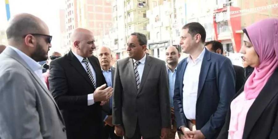محافظ
      قنا
      يفتتح
      منفذ
      ”حياة
      كريمة”
      لبيع
      اللحوم
      والسلع
      الغذائية
      بأسعار
      مخفضة