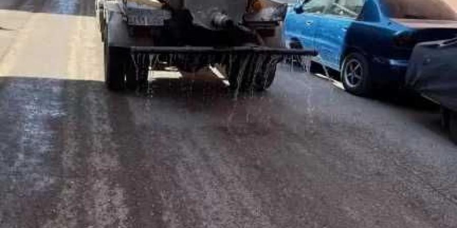 محافظ
      أسيوط:
      حملات
      نظافة
      ورفع
      المخلفات
      بشوارع
      حي
      شرق