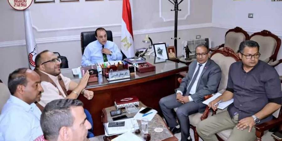 محافظ
      سوهاج
      يقرر
      وقف
      صرف
      خط
      السيب
      النهائي
      للمصرف
      الزراعي