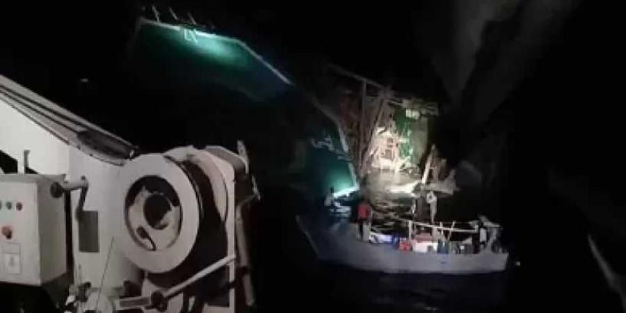 البحر
      الأحمر:
      جهود
      مكثفة
      للعثور
      على
      4
      مفقودين
      في
      غرق
      حفار
      بجبل
      الزيت..
      والمحافظ
      يتفقد
      الموقع