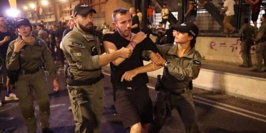 بالبلدي: لمطالبتهم
      بإنهاء
      الحرب..
      الاحتلال
      يعتقل
      متظاهرين
      قرب
      مقر
      قيادة
      الجيش
      في
      تل
      أبيب