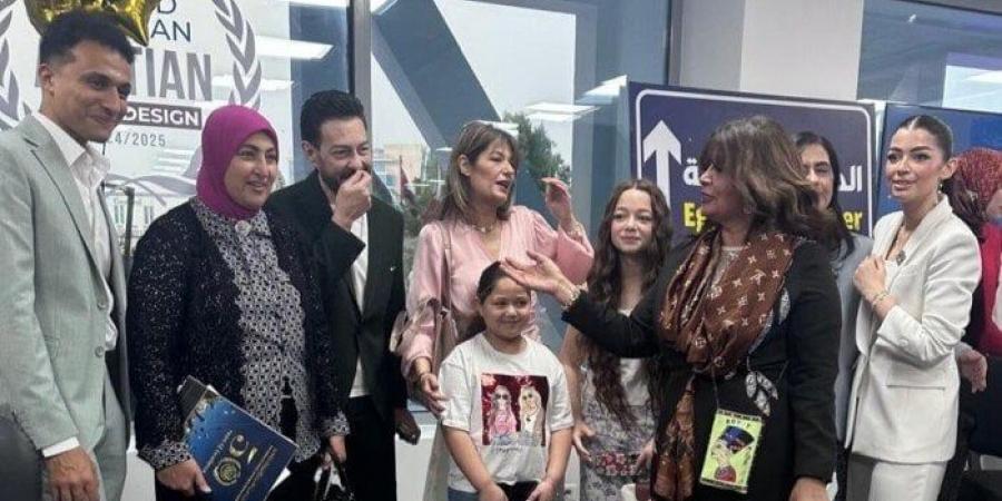 بالبلدي : أسرة
      أحمد
      زاهر
      تدعم
      ابنتهم
      ملك
      أثناء
      حفل
      تخرجها
      من
      الجامعة
      |صور