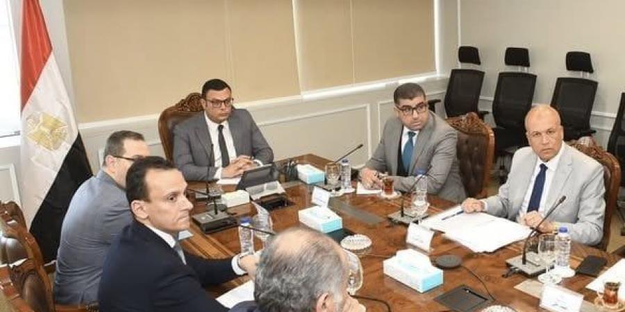 بالبلدي: وزير
      الإسكان
      يتابع
      سير
      العمل
      بالمشروعات
      التنموية
      الجاري
      تنفيذها
      بمدينة
      السويس
      الجديدة