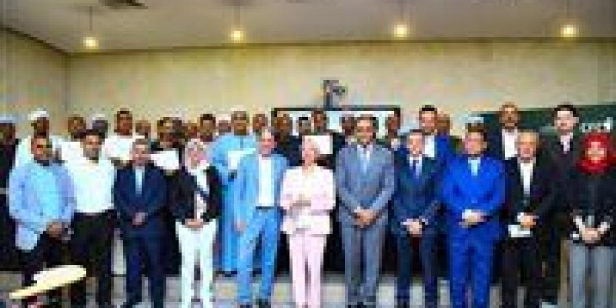 بالبلدي: وزيرة
      البيئة
      تشارك
      فى
      إحتفالية
      أبطال
      المناخ
      من
      المزارعين
      المصريين
