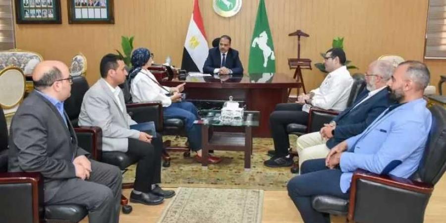 محافظ
      الشرقية
      يلتقى
      رئيس
      معهد
      تكنولوجيا
      المعلومات
      ”ITI”
      بوزارة
      الإتصالات
      وتكنولوجيا
      المعلومات
