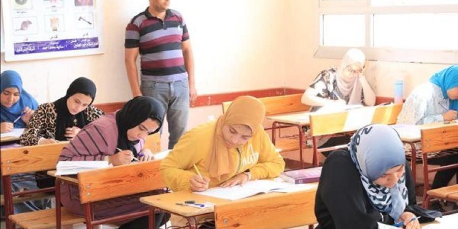 بالبلدي: وزير
      التربية
      والتعليم
      يتابع
      توزيع
      أوراق
      امتحانات
      الثانوية
      العامة
      2025
      على
      الطلاب
      بالموعد
      المحدد