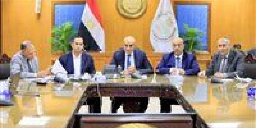 بالبلدي : الثانوية
      العامة
      2025..
      «عبداللطيف»
      يتابع
      توزيع
      أوراق
      الامتحانات
      على
      الطلاب
      بالموعد
      المحدد